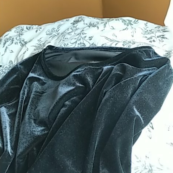 Stretch black velvet top, all tags missing - Picture 3 of 3